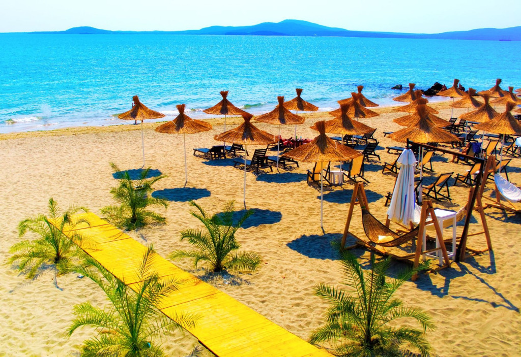 Bulgarien schöner Blick auf den Strand mit Liegestühlen