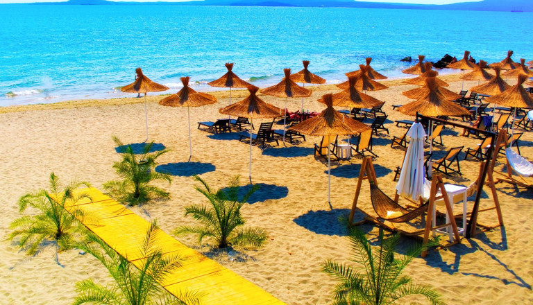 Bulgarien schöner Blick auf den Strand mit Liegestühlen
