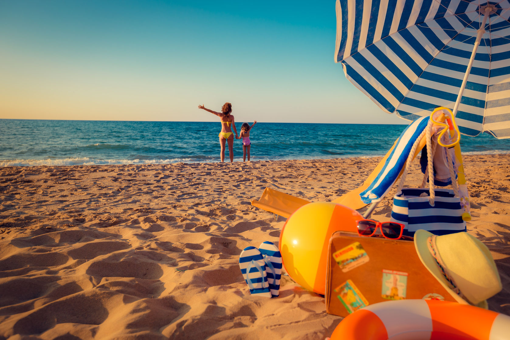 Familie im Sommer am Strand