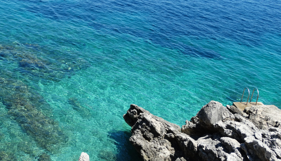 Glitzerndes Wasser & einsame Buchten! — Abwechslung pur in Istrien — z.B. 5 Tage HP+ & Flug im Aminess Grand Azur Hotel mit 86,8% Weiterempfehlungsrate schon ab 375€ buchen