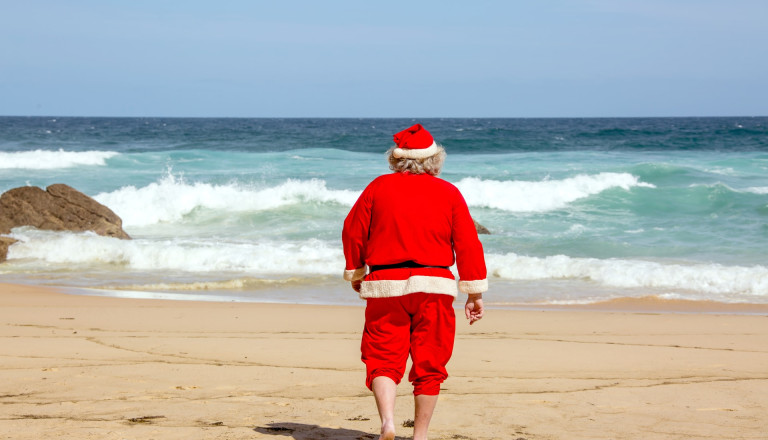 Weihnachtsmann am Strand